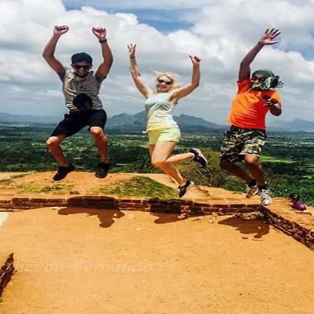 Amaya River Side Homestay Сигирия Экстерьер фото