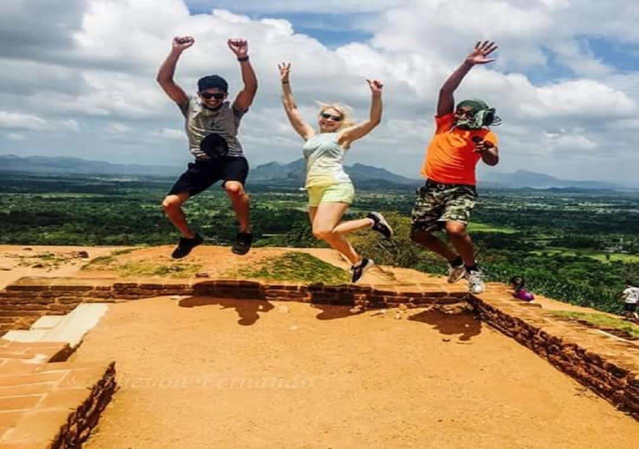 Amaya River Side Homestay Сигирия Экстерьер фото